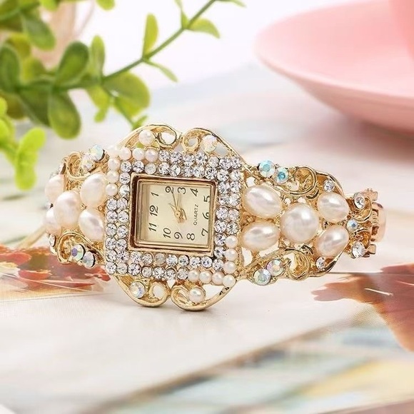 Elegant Gold and Pearl Women\'s Bracelet Watch